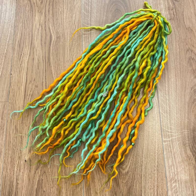 20 Doppelendige Woll-Dreadlocks - Grün-, Gelb- Und Blautöne 45 cm von InnerSpiritBoho