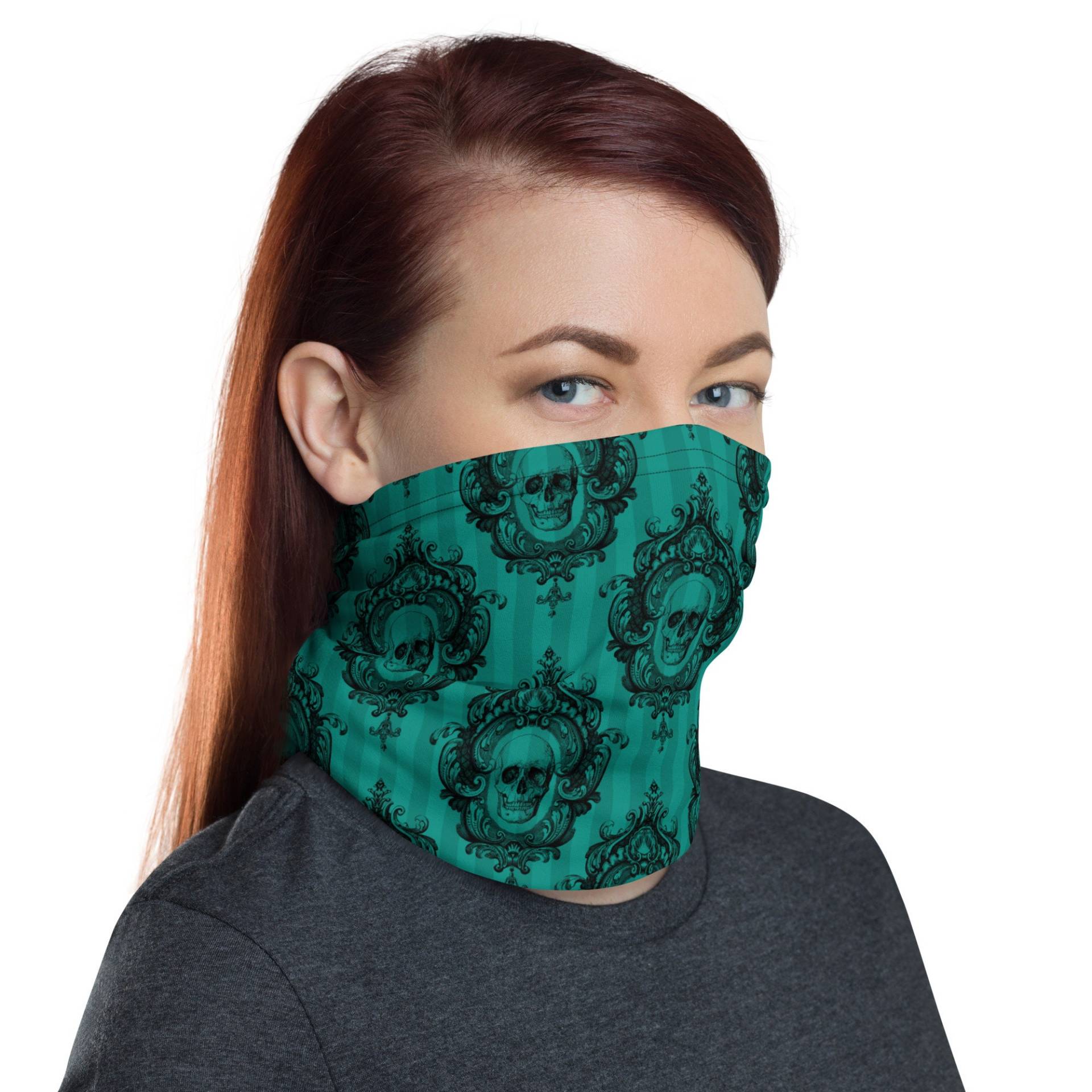 Gothic Skulls Teal Waschbar Gesichtsmaske Hals Gaiter von InspiredRebellion