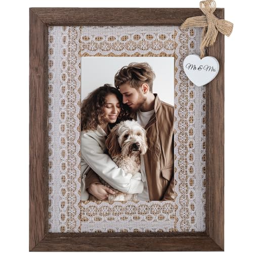 Inweder Rustikal Bilderrahmen Hochzeitsgeschenk für Brautpaar: Holz Bilderrahmen 10x15 mit 'Mr & Mrs' Herz-Anhänger für Wand oder Tisch Braun Fotorahmen Family Jahrestag Pärchen Hochzeitstag von Inweder