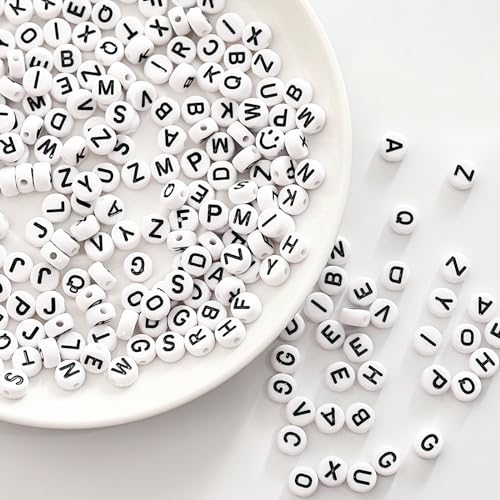 Iudsu 1000 Stück Perlen mit Buchstaben Set, 7mm Weiß (A-Z) Diy buchstabenperlen Acrylperlen, mit 600cm Unsichtbare Nylonschnur Perfekt für Armbänder, Halsketten und zur Sehtraining von Iudsu