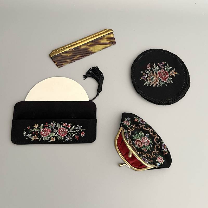 Petit Point Vanity Set - Puderdose Kamm Handspiegel Geldbörse With Gobelin Rosen Stickerei Dark Academia Cottagecore Accessories von JDVintageDE