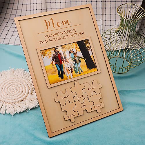 Muttertag Geschenk für Mama, personalisierte Mama Sie sind das Stück, das uns zusammenhält Puzzle-Zeichen, personalisierte Familie hölzerne Plaque Bilderrahmen für Mama von Tochter von Jacklin F