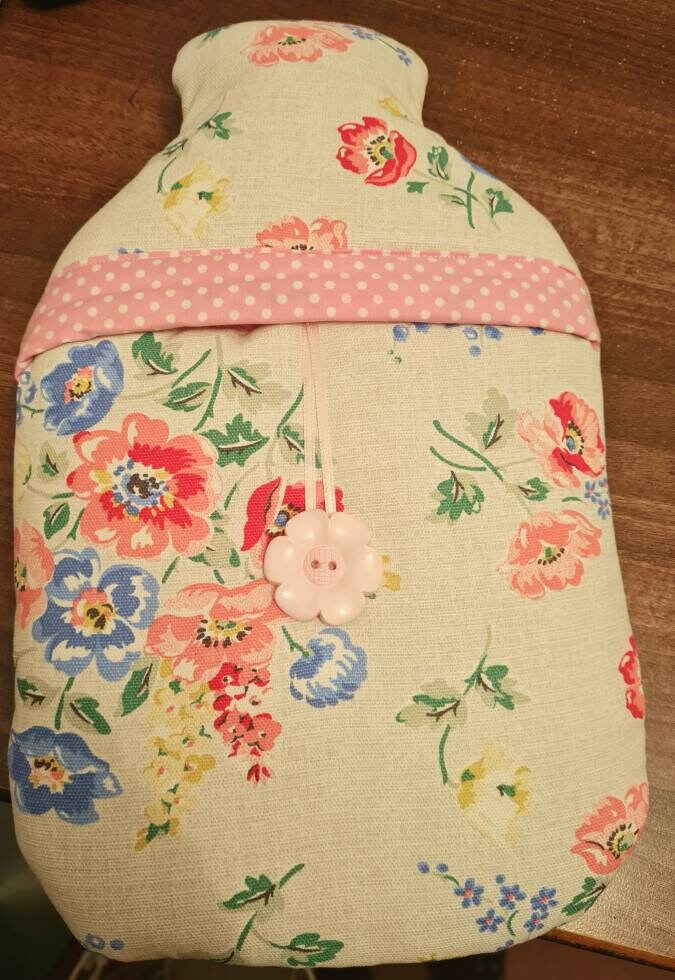 Wärmflaschenbezug Mit Cath Kidston Blumenstoff von Janellicraftz