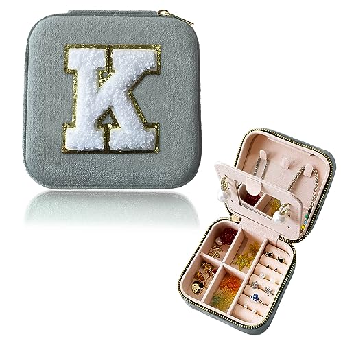 Janhavi Personalisierte Initial-Schmuckschatulle, Reise-Schmuck-Organizer, Reise-Urlaubszubehör, kleiner Reise-Schmuckkoffer für Lehrer, Mutter, Schwester, Brautjungfer, Frauen, Freundin, Buchstabe K, von Janhavi