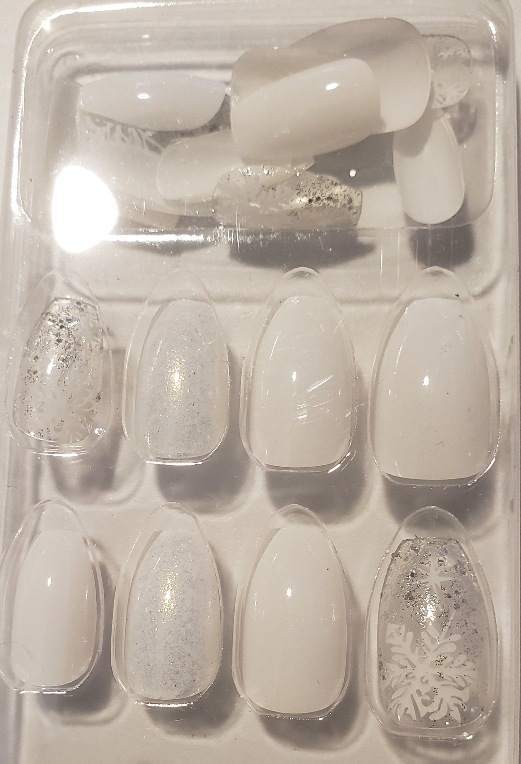 Weiß Mit Silber Glitzer & Schneeflocken Kurze/Med Sargförmige Press On Nails | 24 Count von JeaniRo