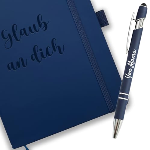 Jolis Papiers Personalisierter 2-in-1-Stift mit liniertem A5-Notizbuch, 160 Seiten – 90 g/m elfenbeinfarbenes Papier – Lesezeichen, elastischer Verschluss – Soft-Touch-Einband (Marineblaues Jahr, 1) von Jolis Papiers