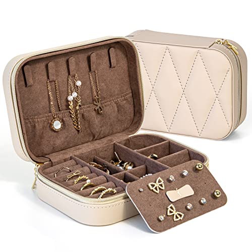 KAMIER Kleine Schmuckkästchen für Damen, Reise Schmuckbox PU Leder Schmuckschatulle für Ohrringe, Ringe, Halsketten, niedliche Schmucketui Reise für Frauen, Männer, Mädchen, Beige von KAMIER