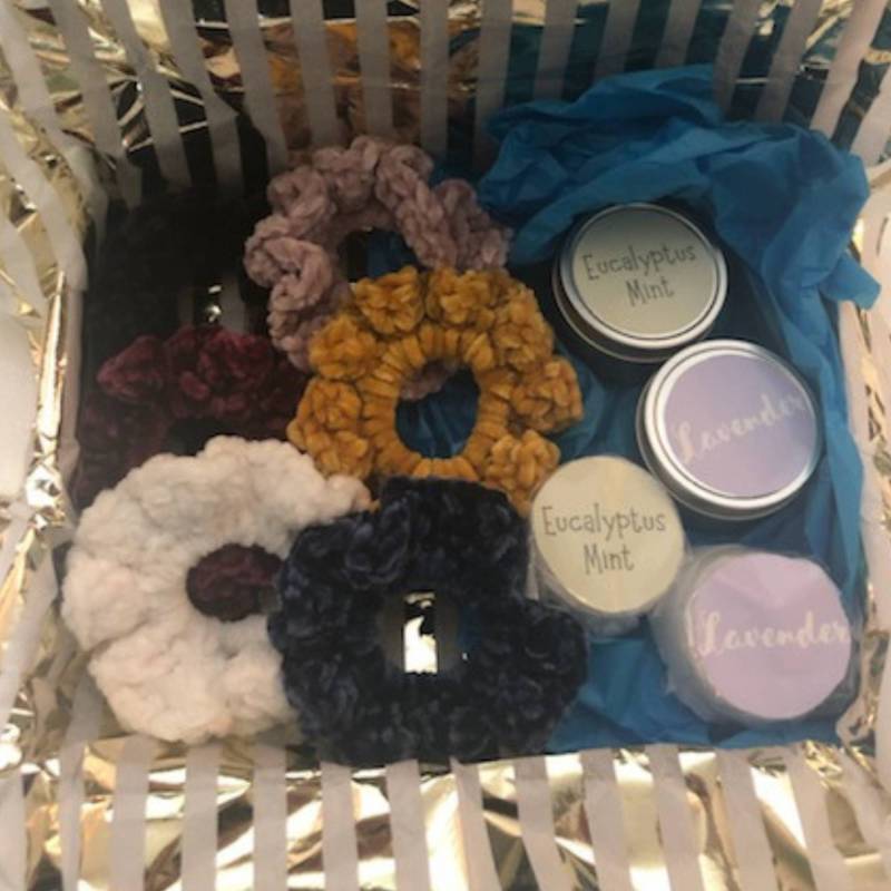 Selbst-Pflege Aromatherapie Spa Tag Geschenk-Box Mit 6 Jumbo Svelvet Scrunchies, 2 Soja-Kerzen Und Dusche Dampfer in Lavendel Eukalyptus Minze von KTCraftsUS