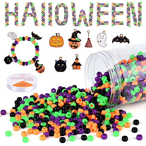 KUUQA 1050 Stück Halloween Pony Perlen mit 7 Stück Charms Anhänger Dekorationen 1 Rolle Elastische Schnur Acryl DIY Bastelperlen mit Aufbewahrungsbox Halloween Perlen für die Schmuckherstellung von KUUQA