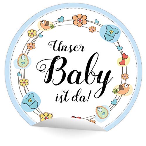 24 süße hellblaue Baby Anzeigen Aufkleber mit Kranz aus Baby Sachen, MATTE Etiketten zur Geburt Junge, universal runde selbstklebende Sticker ø 45mm;) Unser Baby ist da! von Kartenkaufrausch