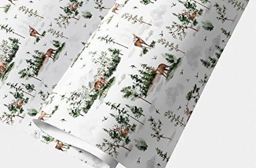 Schönes Forst Geschenkpapier Set: Winter Geschenkpapier mit Wald Bäumen Rehen und Hirschen, Dekorpapier, Musterpapier zum Einpacken von Geschenken, grün weiß, Format: 32 x 48cm, 4 Bogen von Kartenkaufrausch