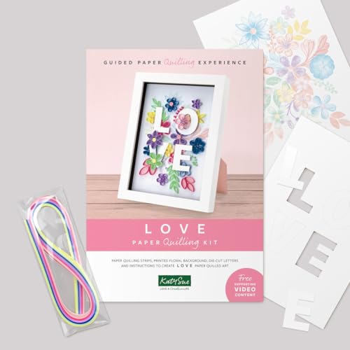 Katy Sue Papierquilling-Set "Love" – enthält 60 x 5 mm Quilling-Streifen, bedruckter Blumenhintergrund, gestanzte Buchstaben "Love" und eine farbige Anleitung (evtl. nicht in deutscher Sprache). von Katy Sue