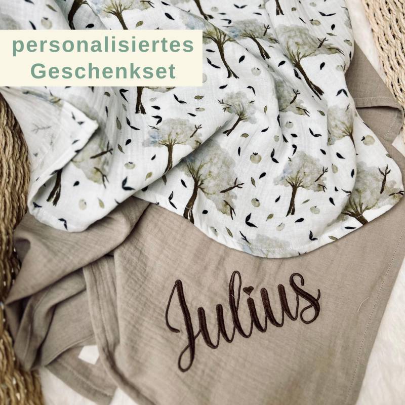 2Er Set Musselintuch Baby - Geschenkset Zur Geburt Spucktuch Personalisiert Mulltuch Bäume Blätter Herbst von Kejki