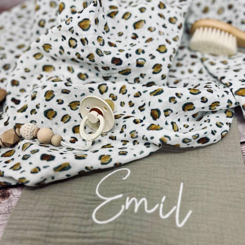 Musselintuch Baby - Geschenkset Zur Geburt Musselin Babydecke Personalisiert Mulltuch Leo Animal Print von Kejki