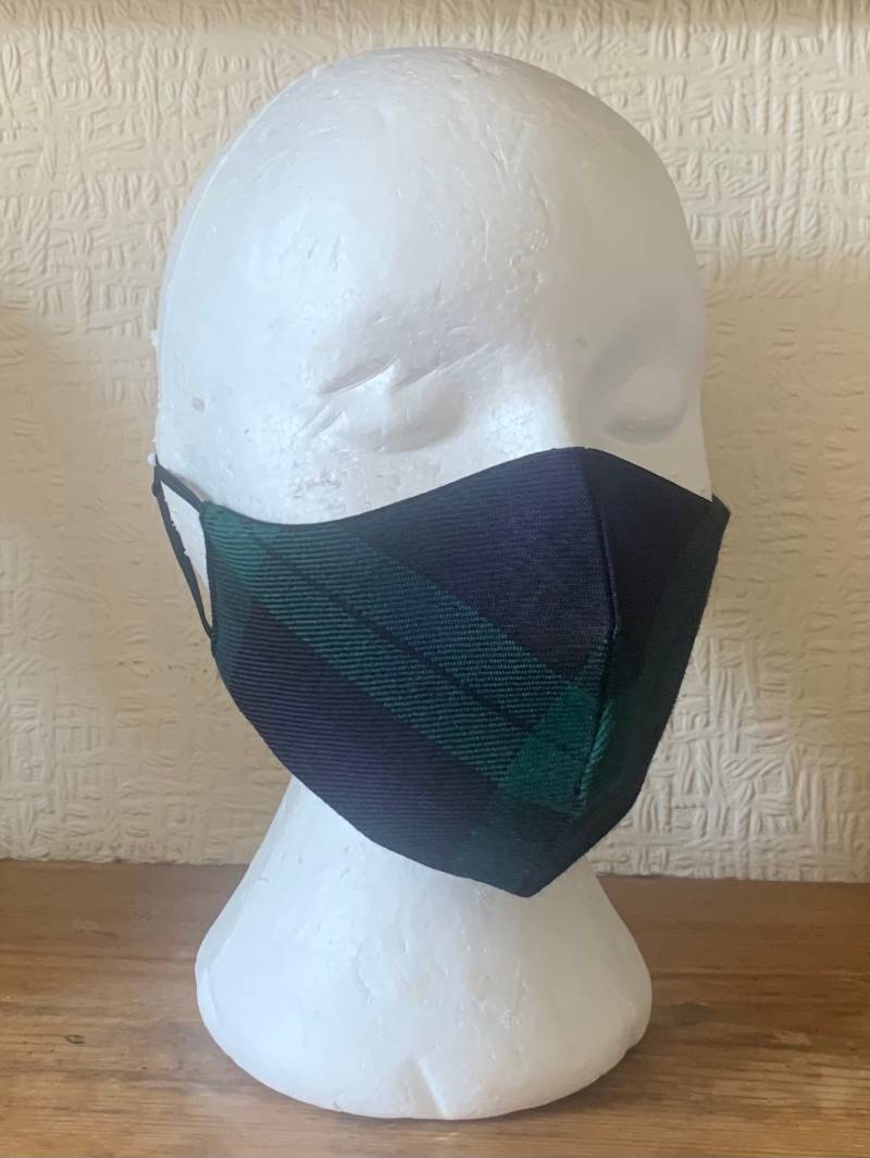 Schwarze Uhr Gesichtsmaske von Kiltqueenstudio