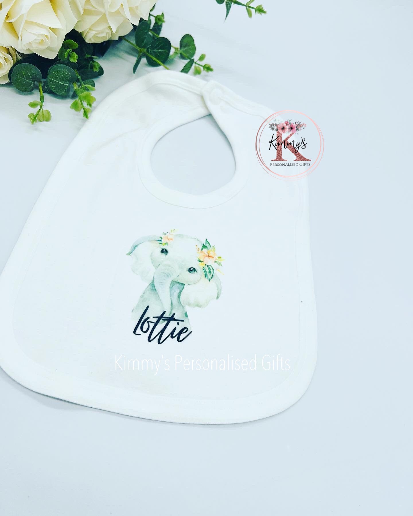 Personalisiertes Babylätzchen, Personalisierte Babykleidung, Safari Kinderzimmer Dekoration von KimmysPersonalGifts