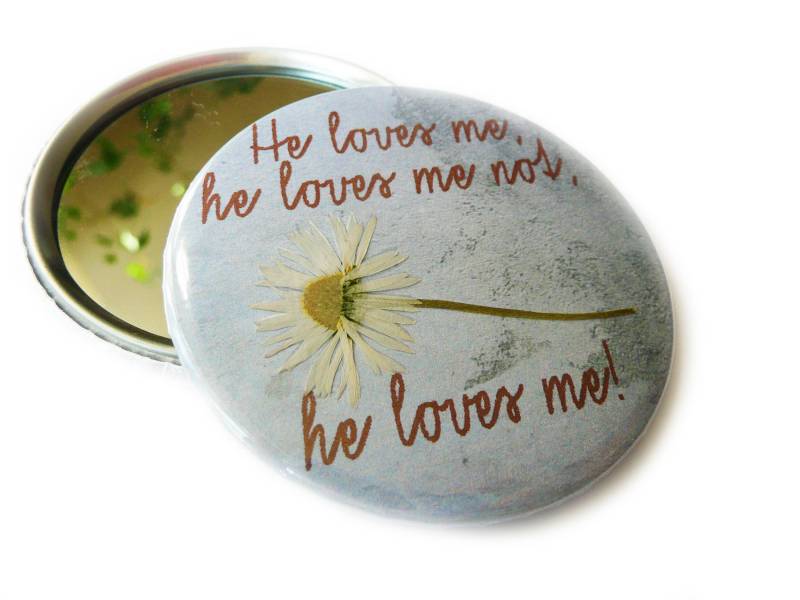 He Loves Me, He Me Not. Taschenspiegel Mit Getrocknetem Gänseblümchen, 59mm von KirschbluetenTsunami