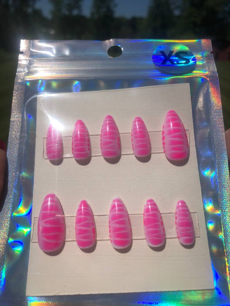 Bubblegum Schlangenfell Handgemachte Nagelpresse Größe Xs von KitkatClawsNails