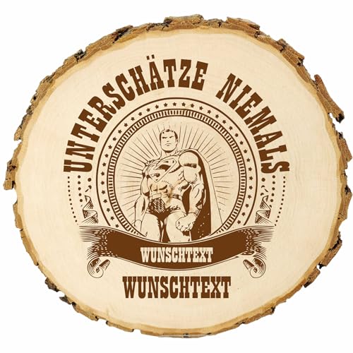 KIWISTAR UG - Baumscheibe - 21-24 cm - Unterschätze niemals Held - personalisiertes Geschenk individuell selbst gestalten - Name - Holzscheibe mit Wunschtext - Naturholz - Geschenk - Türschild von Kiwistar