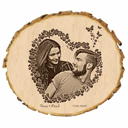 KIWISTAR UG - Baumscheibe - 36-40 cm - Schmetterling Herz - Geschenk Holzscheibe - Valentinstag - Liebe - Love - Naturholz - Geschenk - Türschild - Foto und Wunschtext individuell personalisiert von Kiwistar