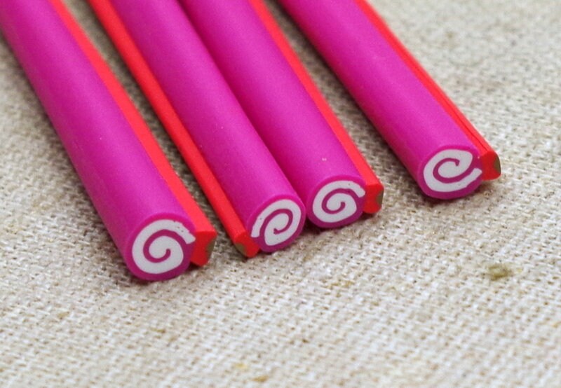 4 Polymer Clay Sticks Erdbeer Konfekt Pink Weiß von Klunkerinsel