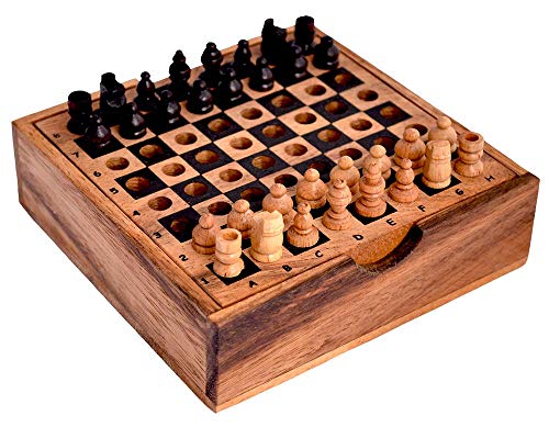 Schach Reisespiel mit kleinen Holzfiguren zum einstecken in das Spielfeld. Chess Figure Pins, kleines Knobelholz Reisespiel für Kinder und Erwachsene mit steckbaren Schachfiguren als Holzbox von Knobelholz.de