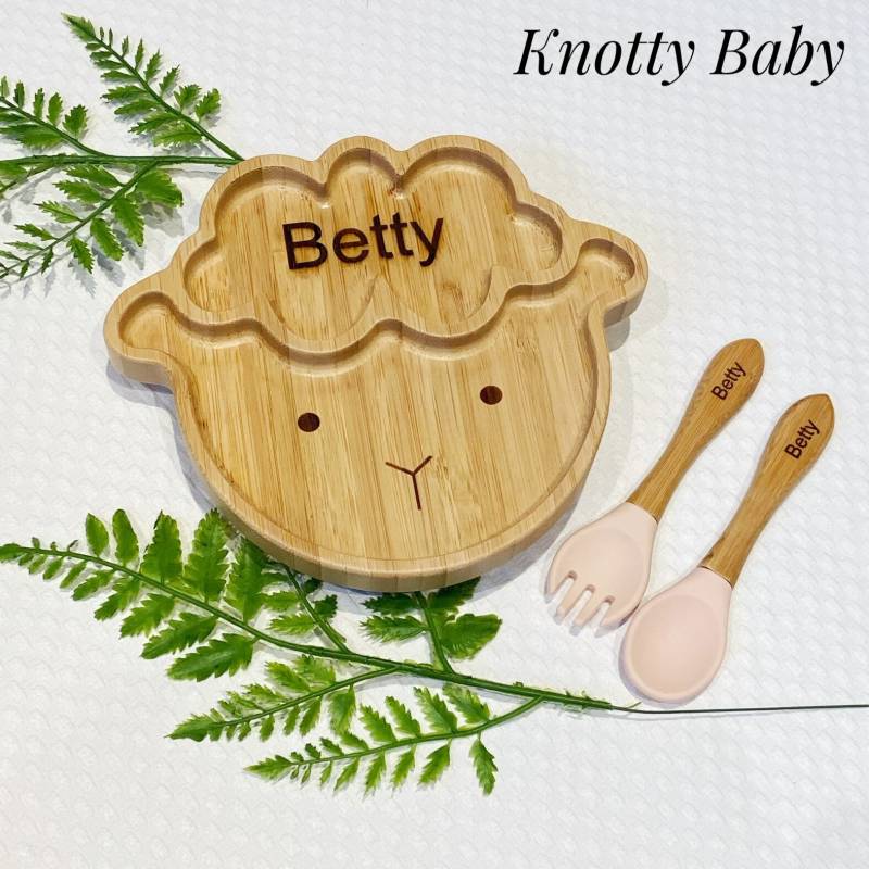 Rosa Personalisierte Laser Gravierte Bambusschaf Baby Teller Set Mit Silikon-Sauger, Löffel Und Gabel, Geschenk, Trainingsteller, Ostern von KnottybabyCrafts