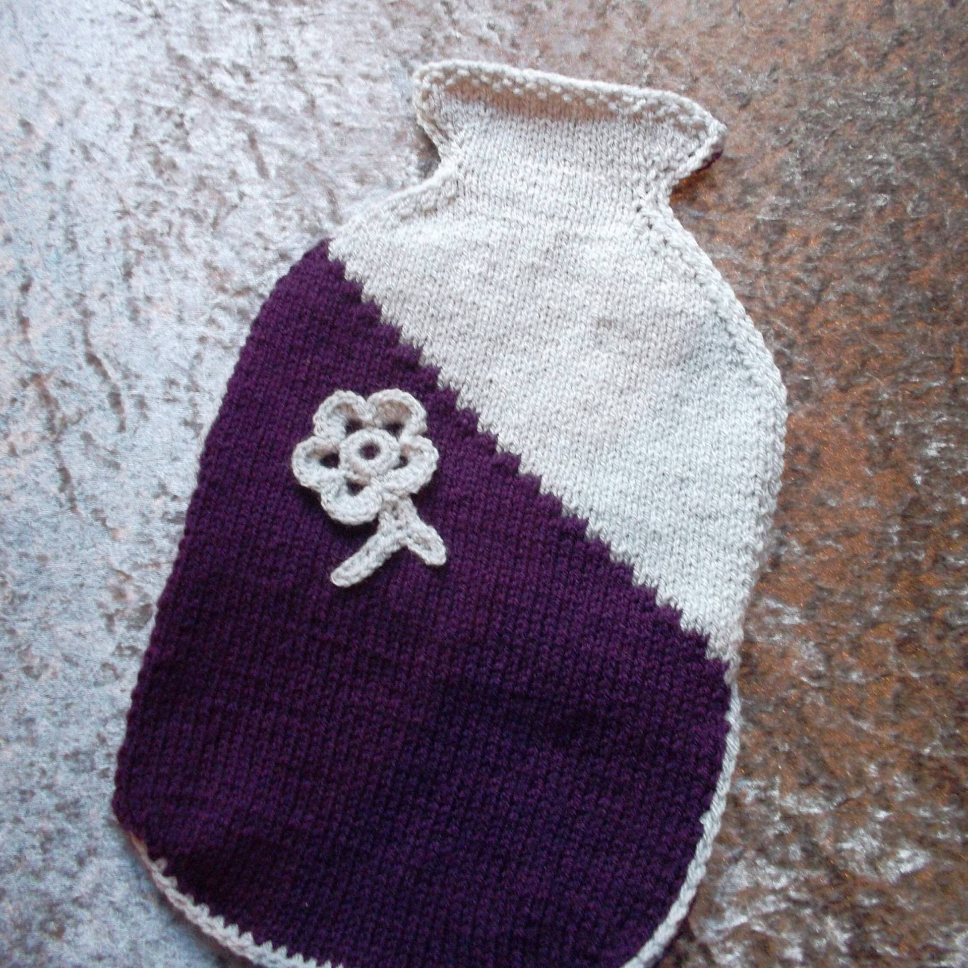 Wärmflaschenhülle Gestrickt in Lila Und Silbergrau Mit Blumenmotiv von Kreativraum