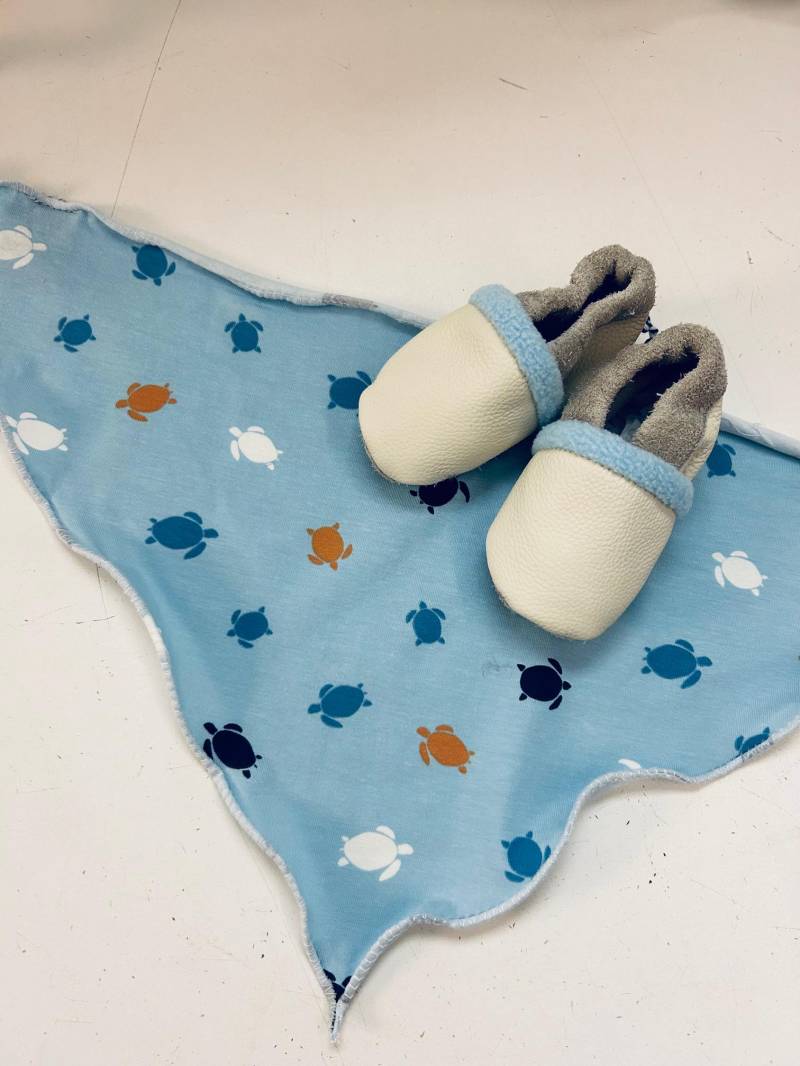 Hellblaues Knoten-Halstuch Für Babys Mit Süßem Schildkröten-Muster - Sabberlätzchen Individuell Bestickbar, Perfekt Als Geschenk Zur Geburt von KuestenfieberDesign