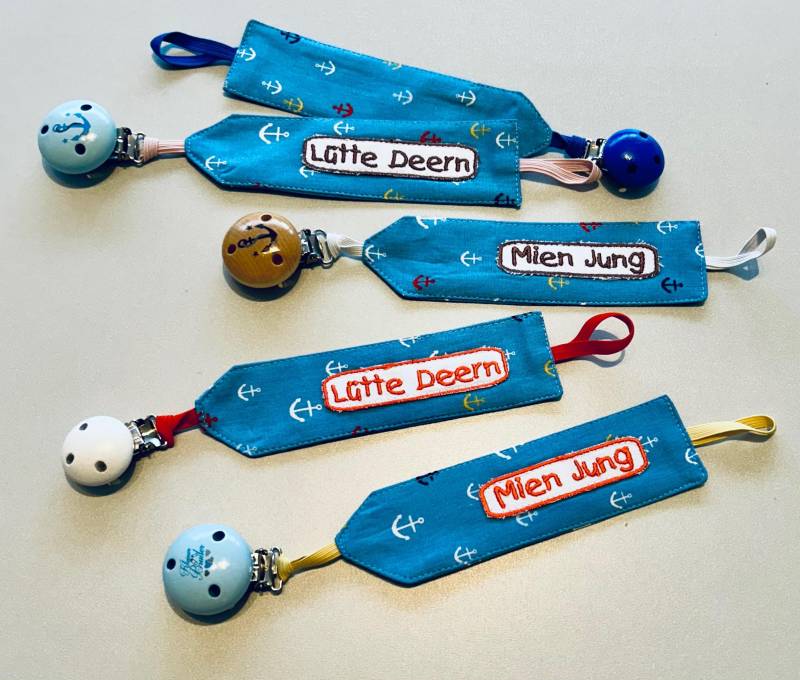 Schnullerband Hellblau Mit Kleinen Ankern, Maritime Schnullerkette Für Jungen Und Mädchen, Personalisierbar Wunschtext Oder Namen von KuestenfieberDesign