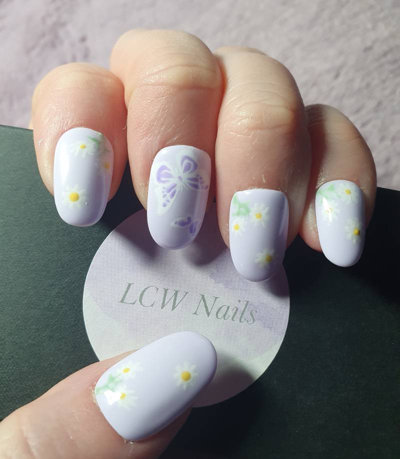 Daisy Nails Schmetterlingsnägel Lila Nägel Flieder Frühlingsnägel Druck Auf von LCWNails