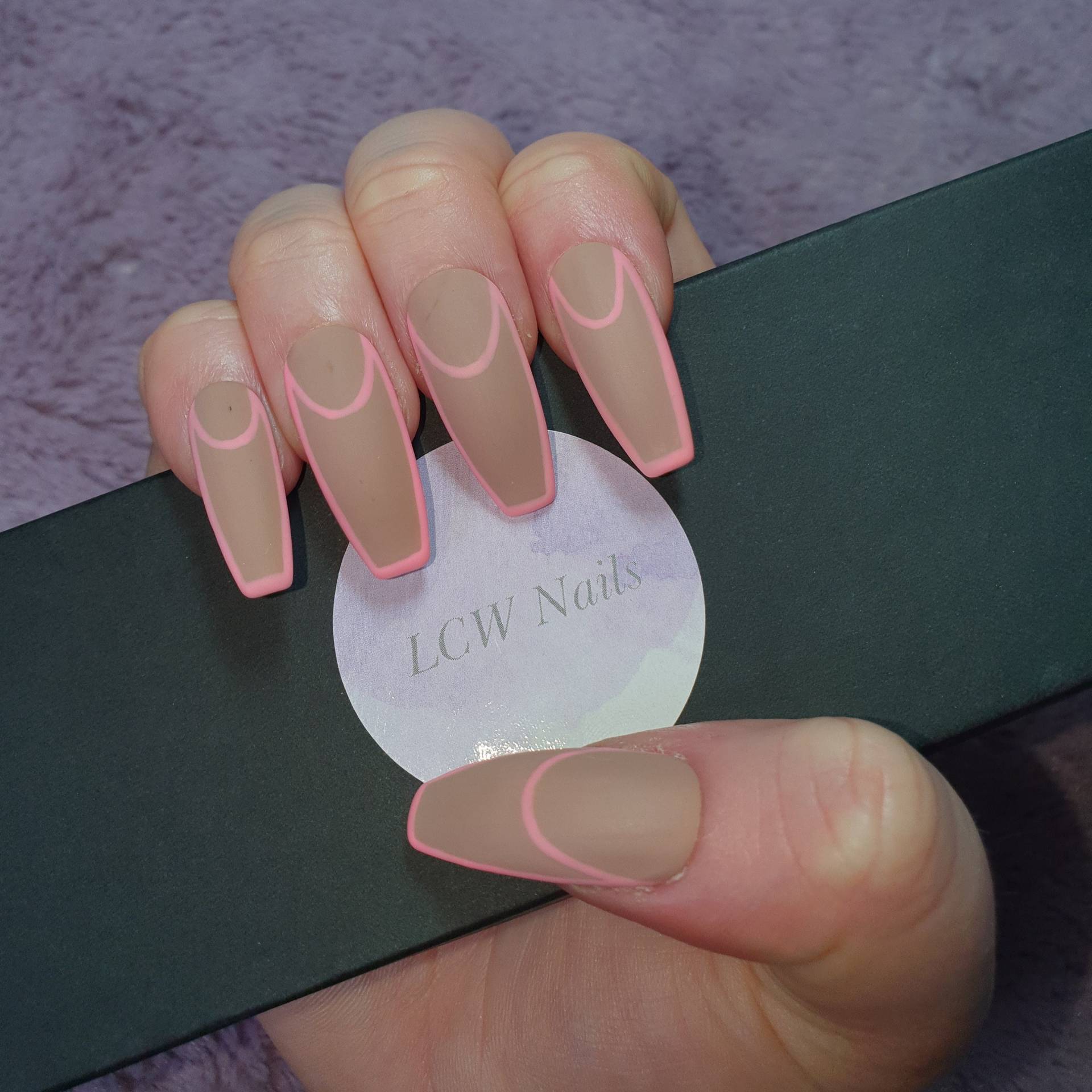 Matte Pinke Nägel Braune Press On Nails von LCWNails