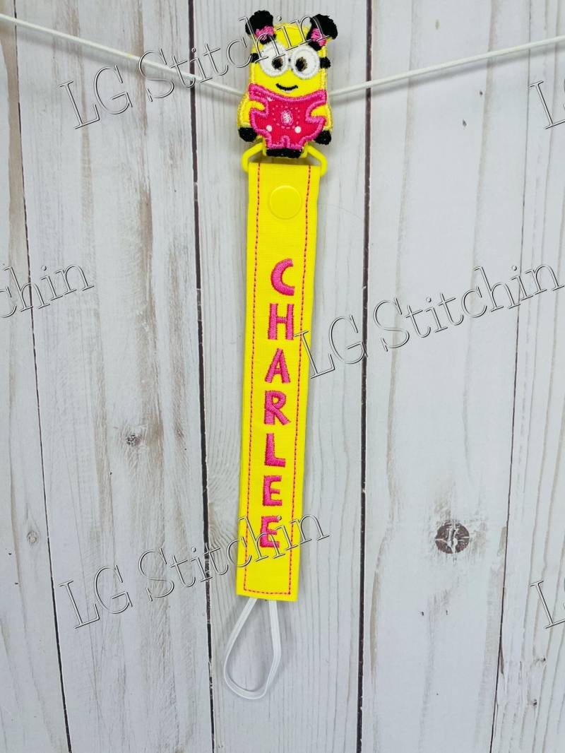 Minion Schnullerclip Benutzerdefinierte Bestickt Niedlich Schnullerhalter Bobo Dodie Monogramm von LGStitchin