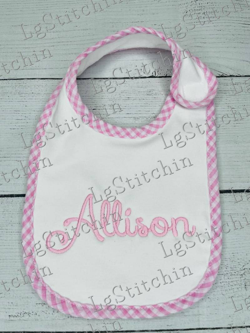 Rosa Lätzchen Gingham Trimmen Benutzerdefinierte Baby Niedlichen Baumwollgeschenk Baby-Dusche-Geschenk Personalisiertes Geschenk Besticktes von LGStitchin