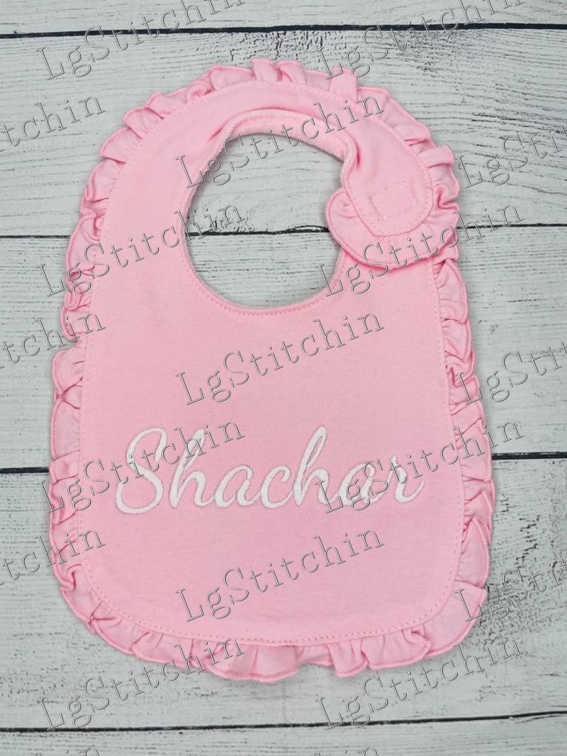 Rüschen Baby Lätzchen Initial Monogramm Benutzerdefinierte Süßes Girly Rosa Baumwollgeschenk Baby-Dusche-Geschenk Einfaches von LGStitchin