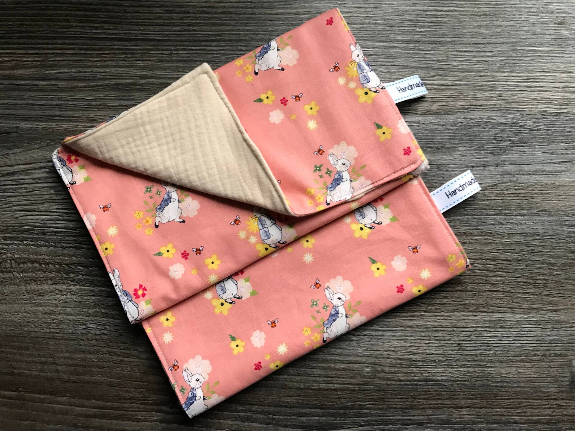 Pfirsich Natur Burping Cloth Schulter Dribble Bib Mit Hasen Bienen & Hübsche Kleine Gelbe Gänseblümchen 100% Weiche Musselin Baumwolle von LISAsKNITWEAR