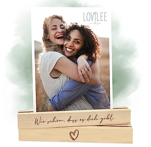 LOViLEE® Kartenhalter Holz im 2er Set, Wie schön, dass es dich gibt – Kartenständer inkl. extra Postkarten Download – Deko, Tischkartenhalter, Fotohalter und Foto Geschenk für Familie & Freunde von LOViLEE