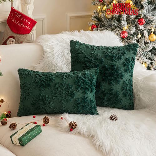 LUZBOSE Weihnachtskissen, 2er-Set, Plüsch, kurze Wolle, dekorativer Kissenbezug, quadratisch, für Sofa, Schlafzimmer, Weihnachtsbaum und Elch (30 x 50 cm, grüne Schneeflocken) von LUZBOSE