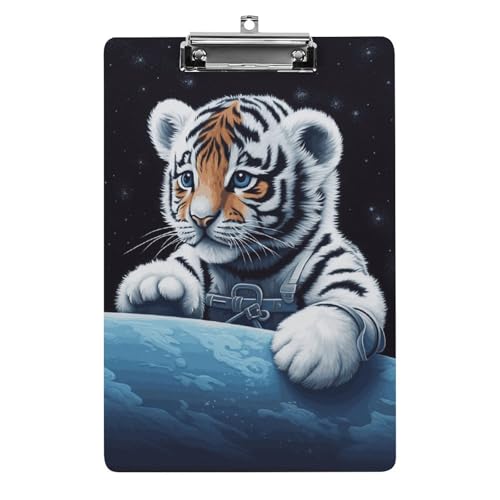 Klemmbrett aus Acryl, robust, leicht, kleiner Tiger im Weltraum, A4, Standardgröße 21,6 x 31,8 cm, Büro-Klemmbrett mit flachem Metallclip, niedliches Klemmbrett zum Aufhängen für die Arbeit von LYHVSFJW