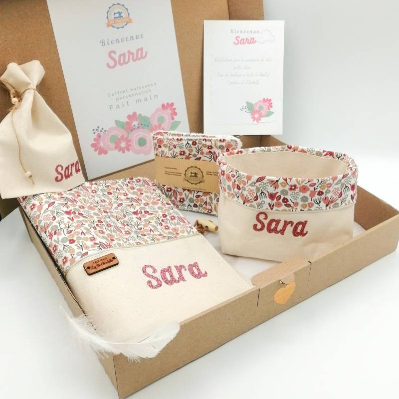 Personalisiertes Geburtsgeschenk Für Ein Mädchen Mit Vornamen, Geburtsgeschenk, Babygeschenk, Kleine Rosa Blumen Im Liberty-stil, Babygeschenk von LaFeeCharlotte