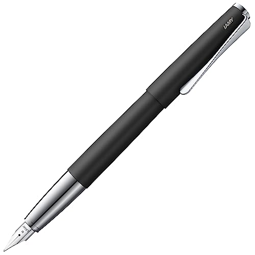 Lamy studio black Füller – universeller Füllfederhalter in elegantem Gehäuse aus Ganzmetall – mit propellerförmigem Clip & Stahlfeder in Strichbreite B – inkl. Tintenpatrone T 10 blau von Lamy