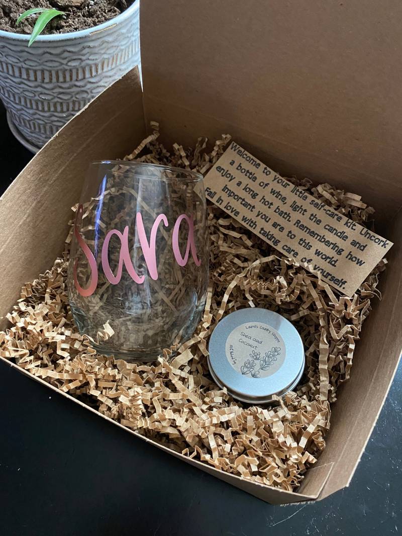 Personalisierte Geschenkbox Für Selbstpflege, Zur Entspannung, Self Care Kit Freundinnen, Wein von LaurelsCountryShop