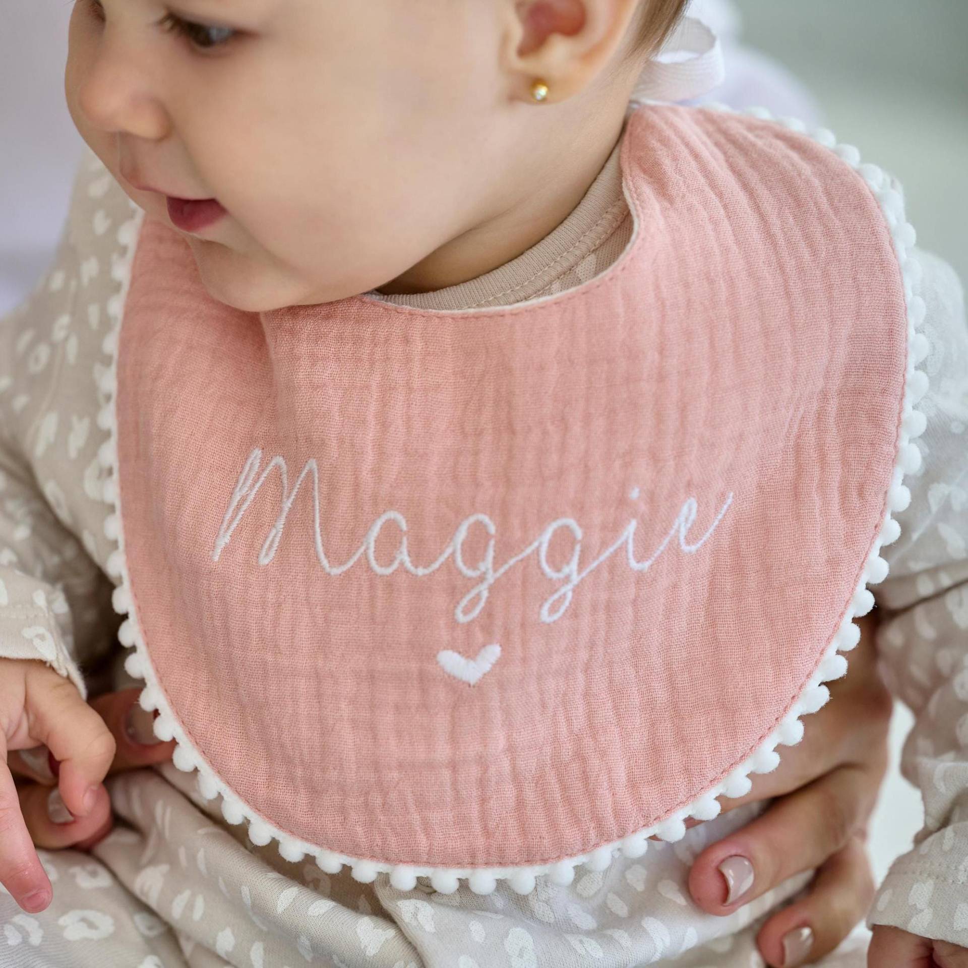 Personalisierte Baby Lätzchen, Monogramm Baby-Dusche-Geschenk, Geschenk, Personalisierte Weiche Musselin Lätzchen Mit Druckknopfverschluss Für Babys von LazyBunnyStudio