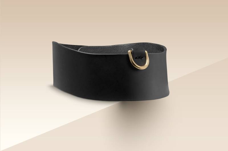 Schwarz/Gold Anatomisch Gegerbtes Leder Halsband von LeatherPlease