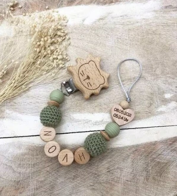 Schnullerkette Personalisiert Graviert Geschenk Taufe/Geburt Verschiedene Schriftarten Clips von LemonandCocoa