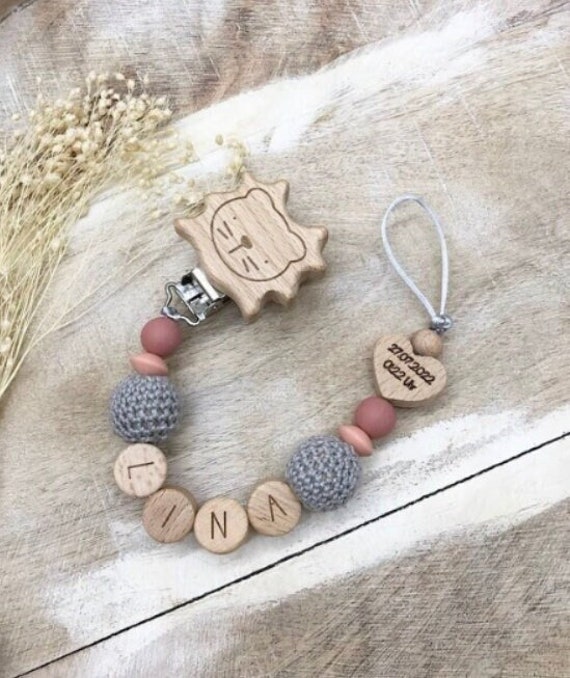 Schnullerkette Personalisiert Graviert Geschenk Taufe/Geburt Verschiedene Schriftarten Clips von LemonandCocoa