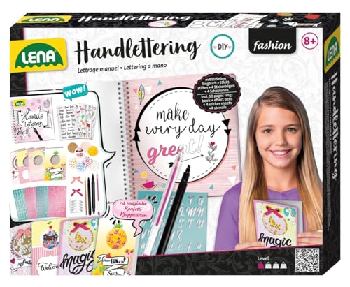 Lena 42335 - Handlettering Set Groß, Malset mit illustriertem Ringbuch, 4 Buchstaben Schablonen, 4 Stiften, 4 Stickerbögen und 4 Klappkarten, Handschrift Schreibset, Kreativset für Kinder ab 8 Jahren von Lena