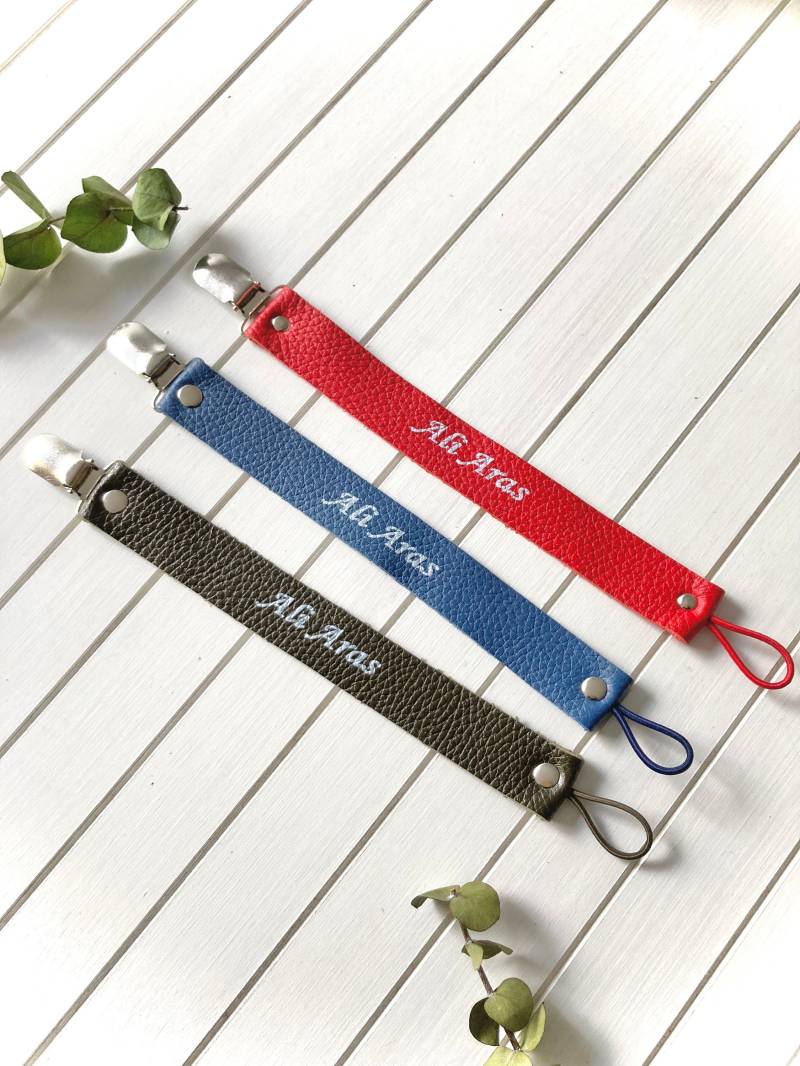 Personalisierter Schnullerclip/Schnullerclips Aus Leder Baby Und Babyshower Geschenk Personalisierter Schnullerhalter - Gurt von LiPuna