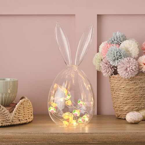 Lights4fun Glasglocke mit 20er LED Micro Ostereier Lichterkette warmweiß Timer Batterie Osterdeko Holz Innen Tischdeko Ostern LED Hase Glasglocke mit Holzboden Käseglocke Glas von Lights4fun