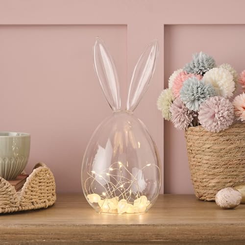 Lights4fun Glasglocke mit 20er LED Micro Osterhasen Lichterkette warmweiß Timer Batterie Osterdeko Weiß Innen Tischdeko Ostern LED Hase Glasglocke mit Holzboden Käseglocke Glas von Lights4fun